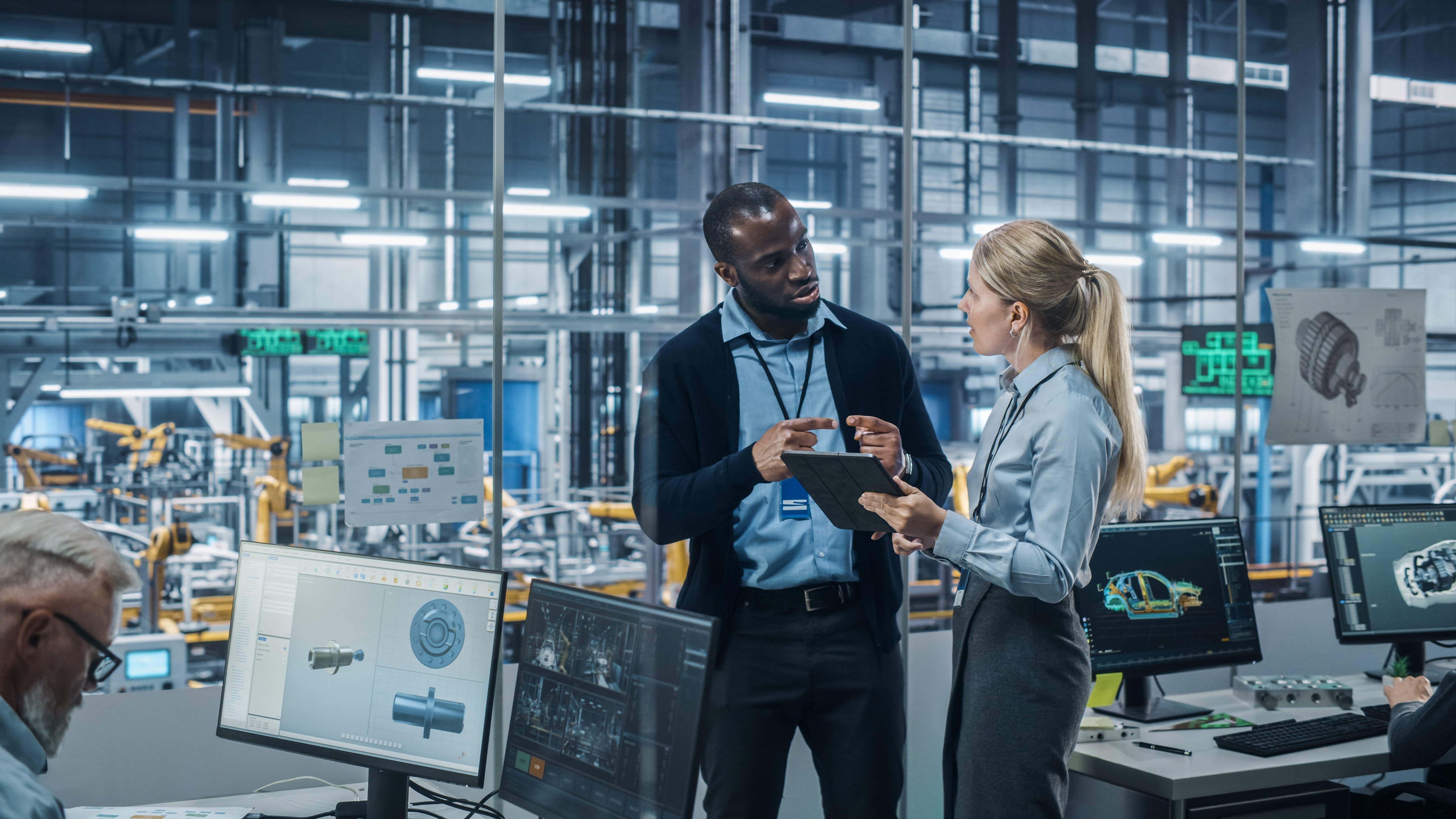 tisax-zertifizierung-dqs-blick aus planungsbuero auf automotive produktion