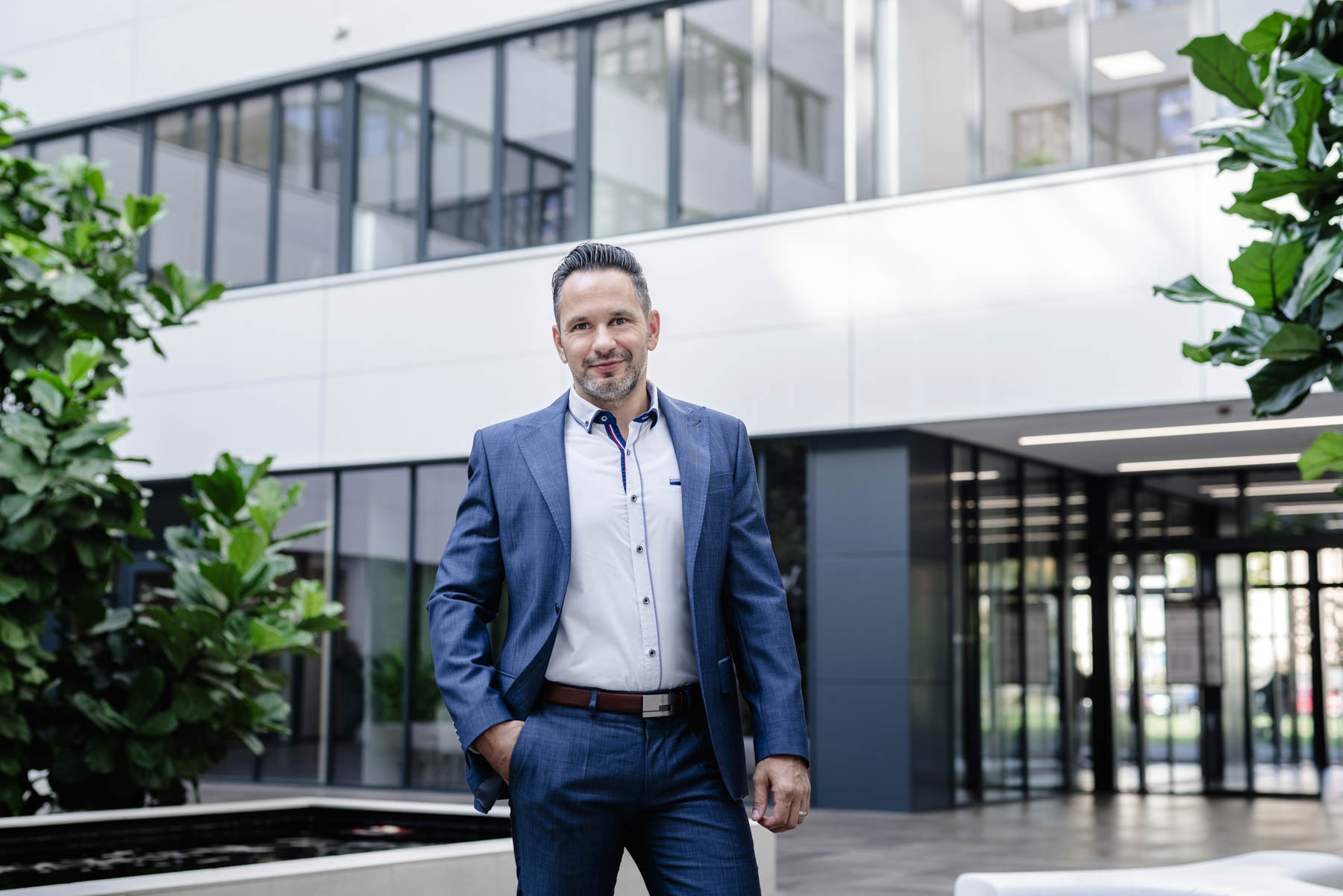 Usmiaty s rukou vo vrecku&nbsp;