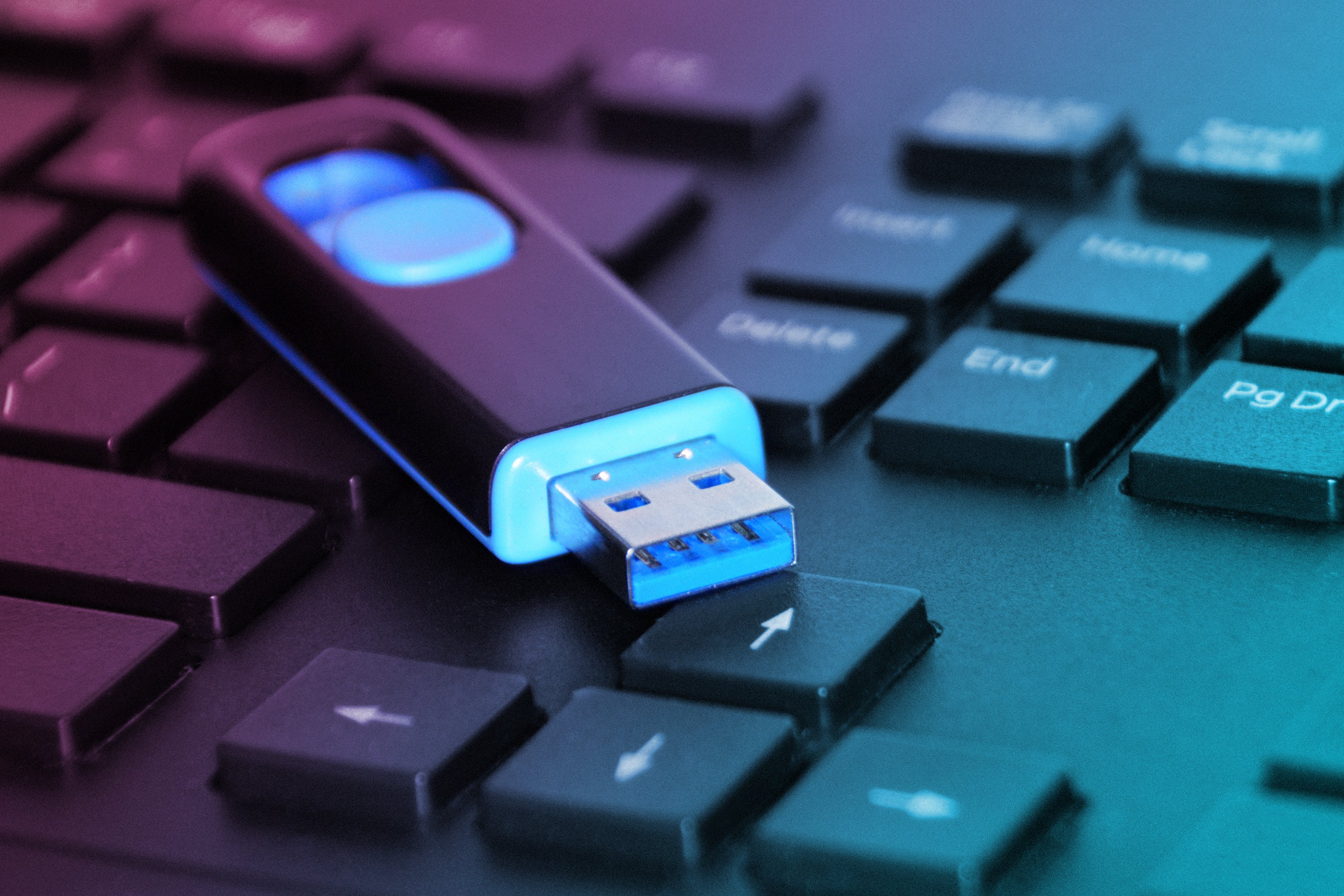 informationssicherheitsvorfaelle-dqs-usb stick liegt auf tastatur
