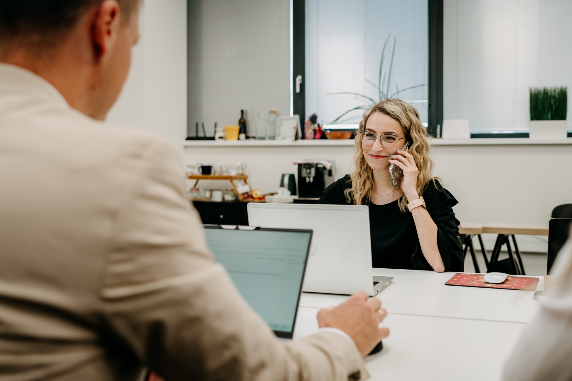 A regular day at the DQS Slovakia office – colleagues connecting and sharing ideas together.
