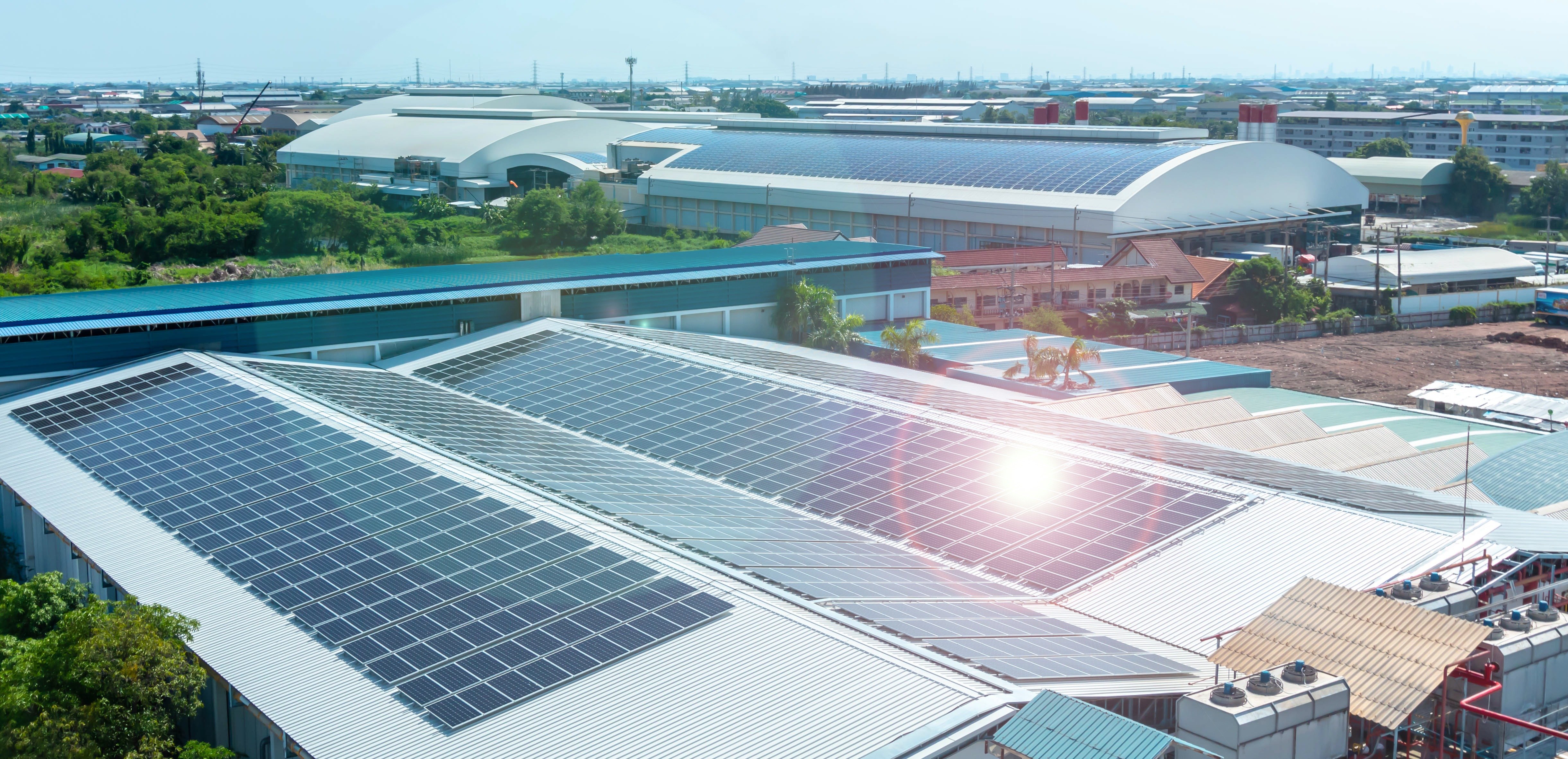 ISO 14001-zertifizierung-dqs-industriegebiet solarpanels auf flachdach