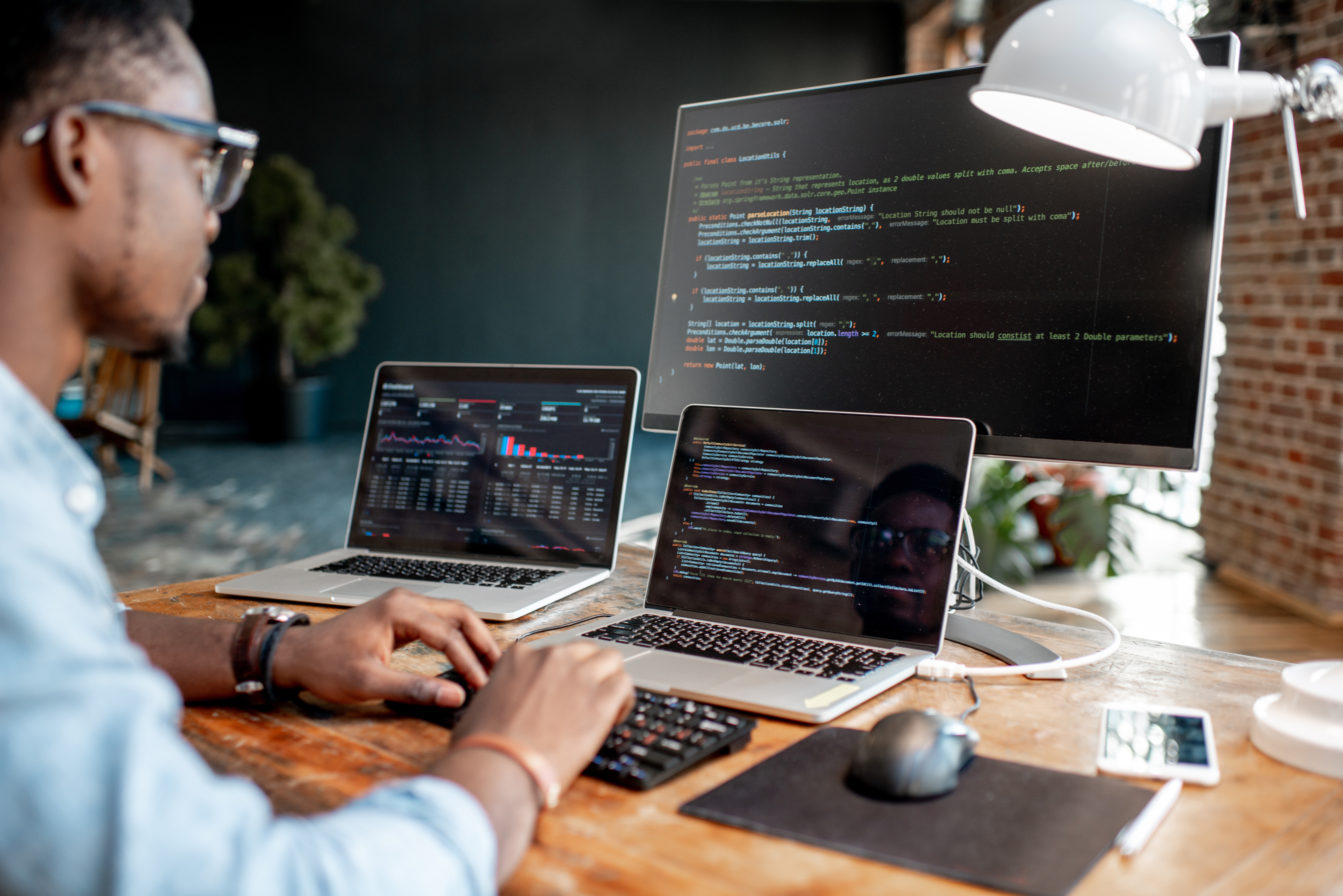 sicherheit-about-dqs-ein programmierer schreibt code