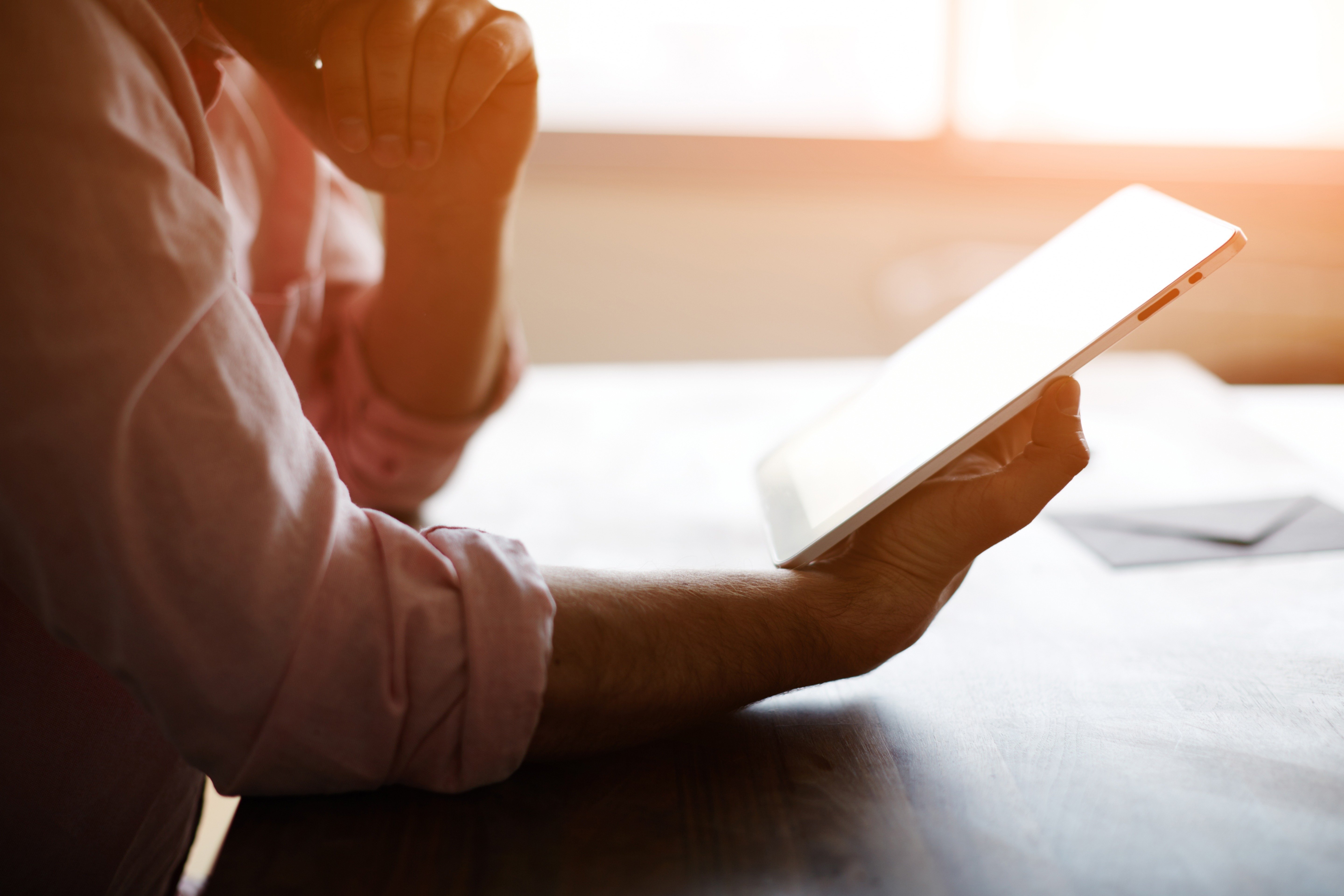 whitepaper-dqs-man-reads-on-an-ipad