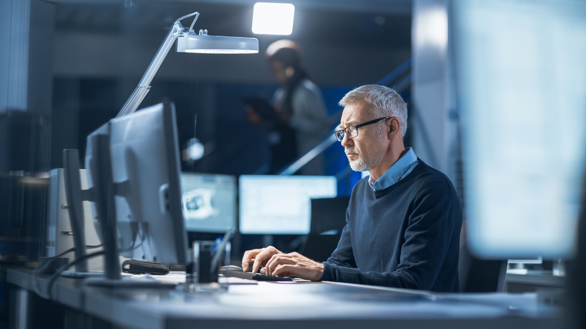 neue-iso-iec-27001-2022-dqs-ein ingenieuer arbeitet konzentriert an einem computer im forschungslabor