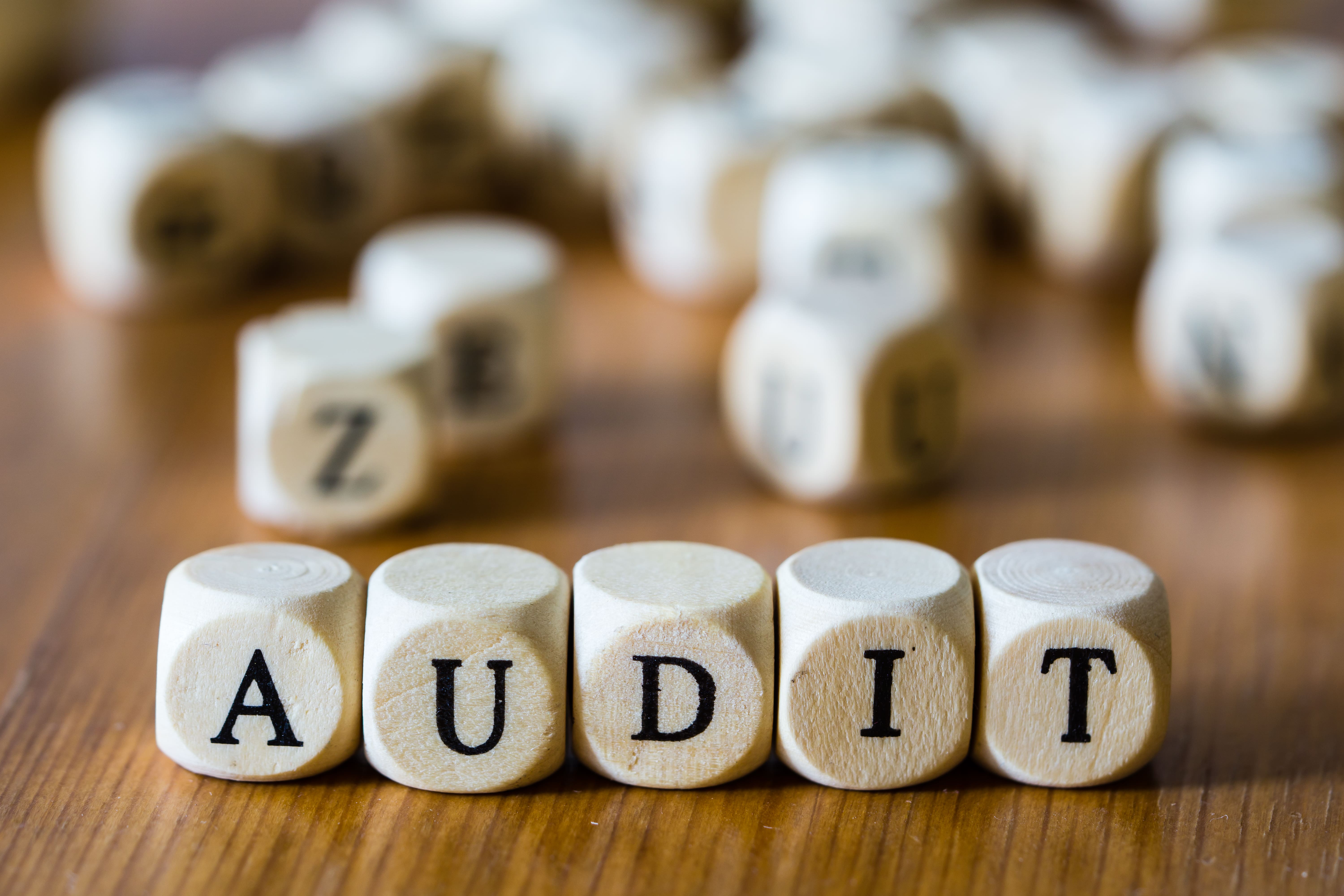 audits-dqs-audit wuerfel nebeneinander auf tisch