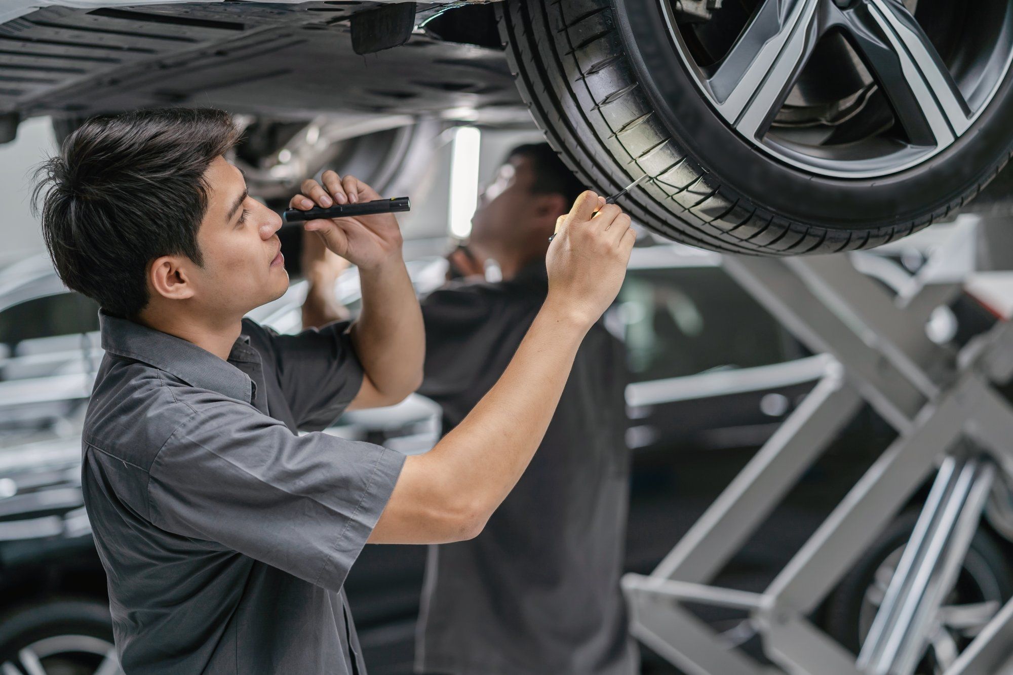 vda-6.2-certification-dqs-car tyre mechanic check tread depth