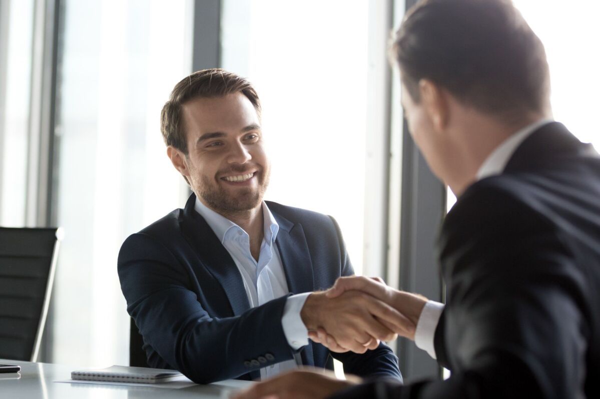 supplier-audits-dqs-two businessmen shaking hands