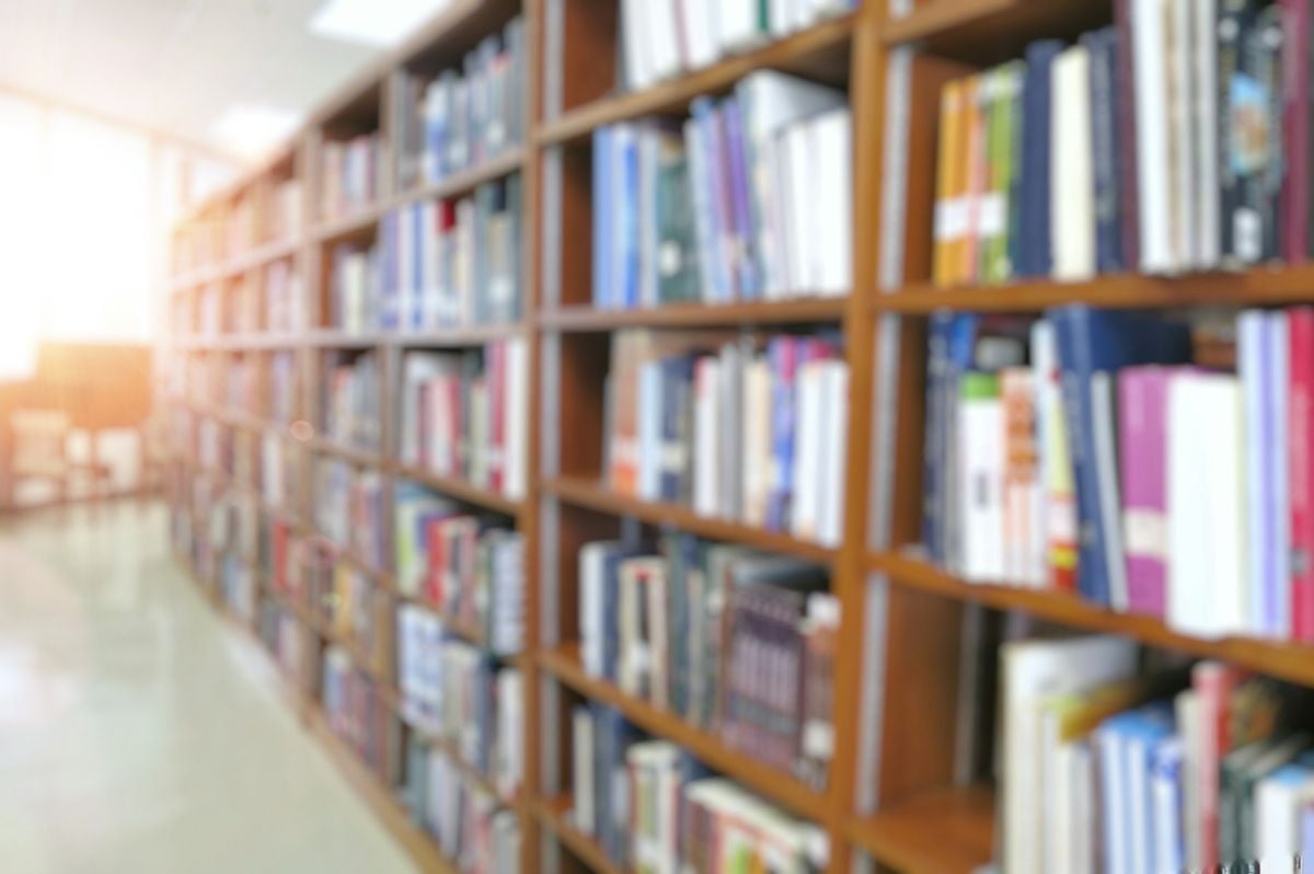 dqs-informiert-header-blog-viele bunte buecher in regalen in bibliothek