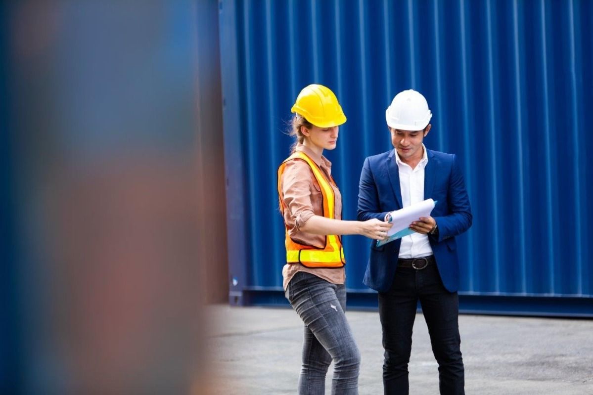 Zwei Mitarbeiter lesen den Bericht