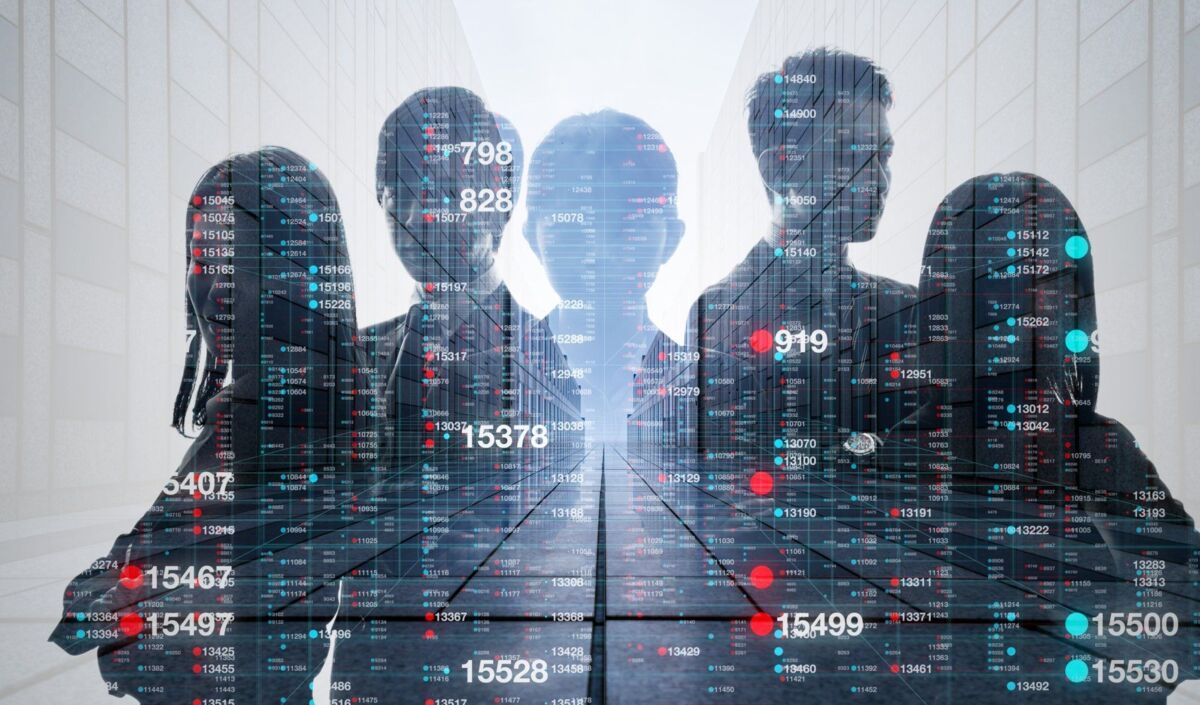 praxistag-isms-dqs-people-group-with-digital-displays