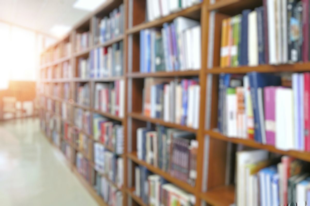 dqs-informiert-header-blog-dqs-viele bunte buecher in regalen in bibliothek