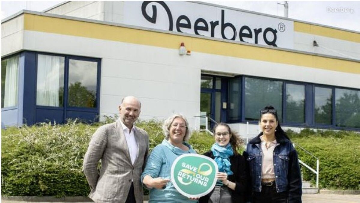 press release-save our returns-dqs-employees of deerberg gmbh hold the seal in their hands