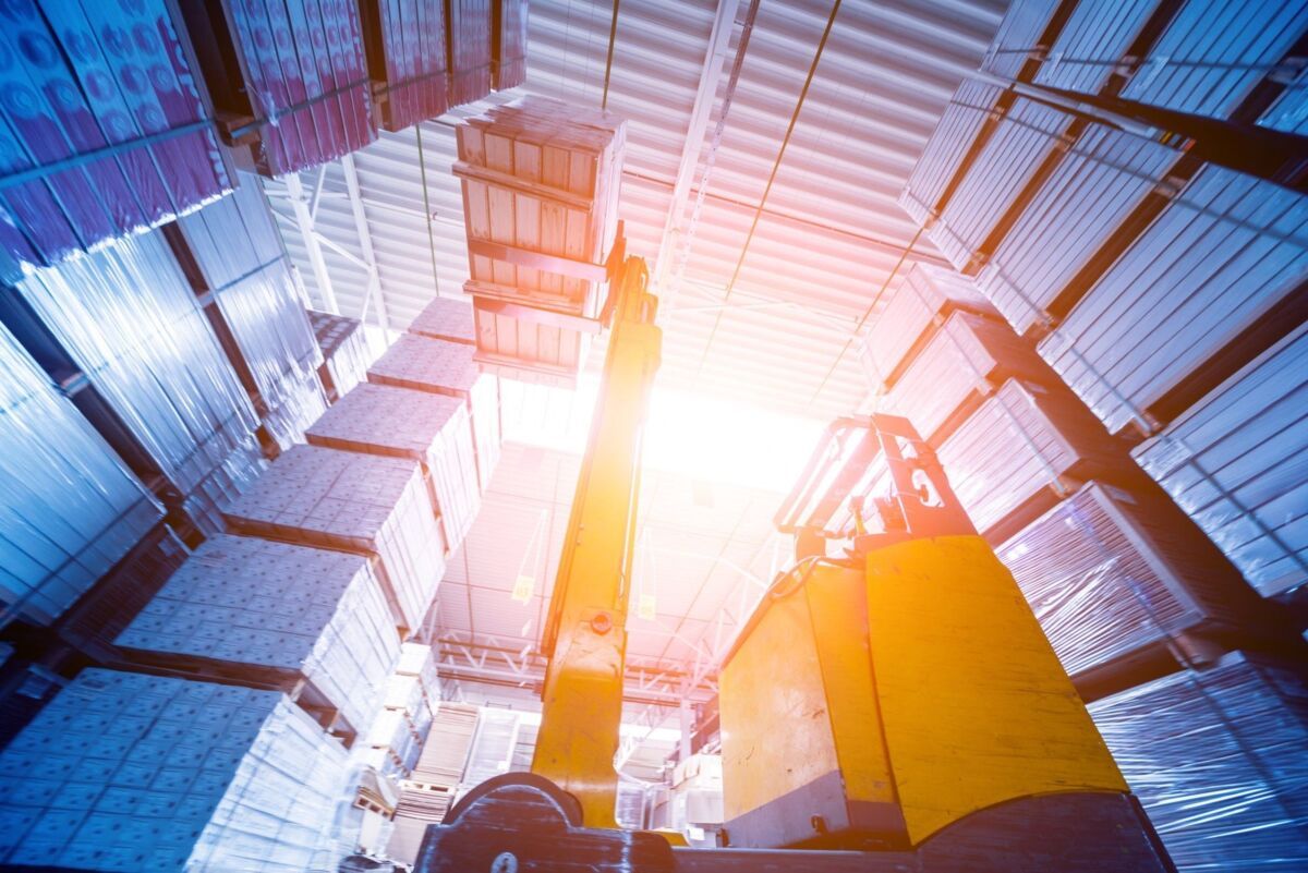 occupational-safety-management-dqs-a yellow-painted forklift has extended its lifting platform with 