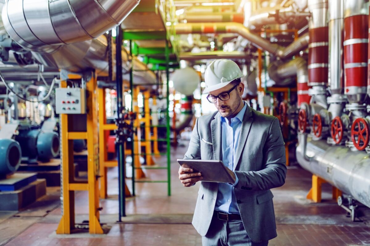 freiberufliche auditoren-chemie-dqs-auditor in chemiewerk nimmt daten auf