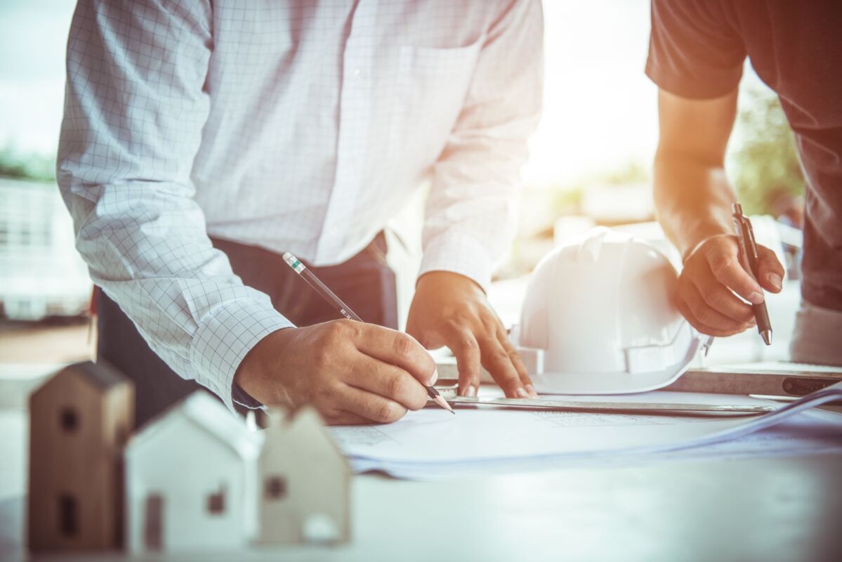 freiberufliche auditoren-bau-dqs-zwei männer arbeiten an einem bauplan