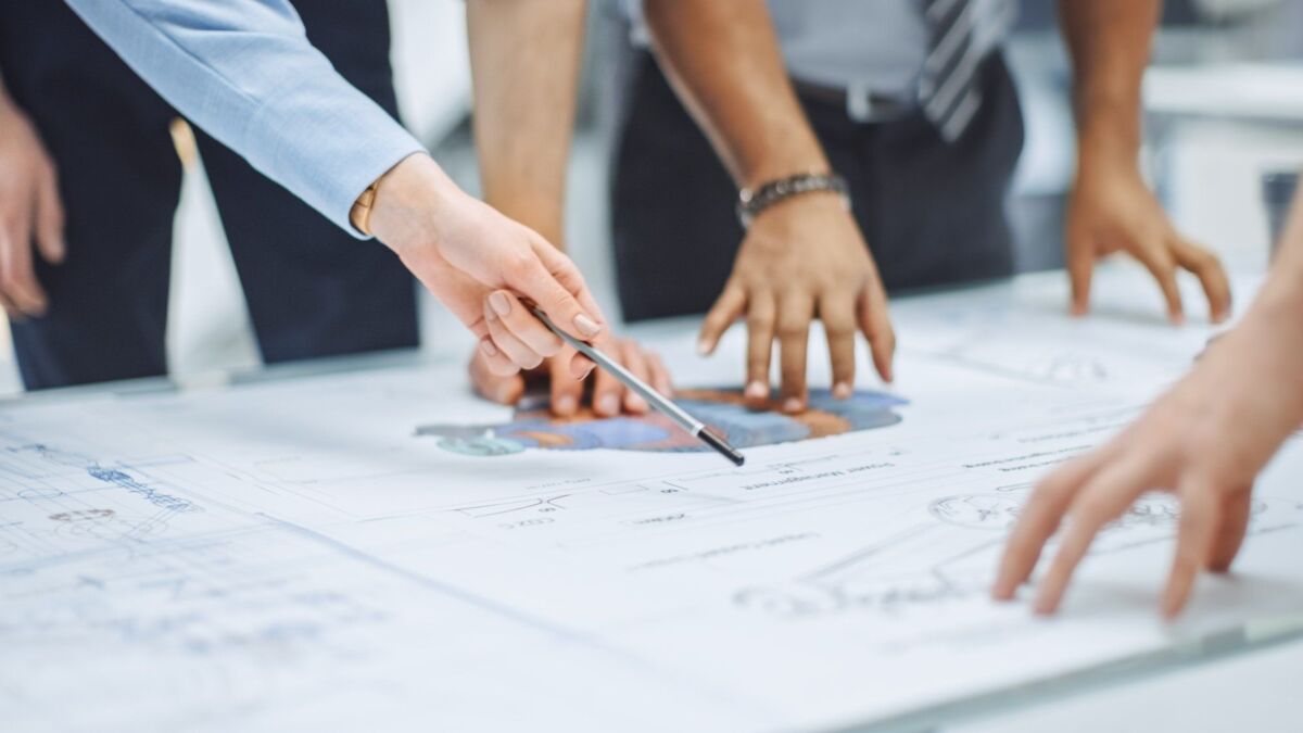 dqs-different people work together on a plan