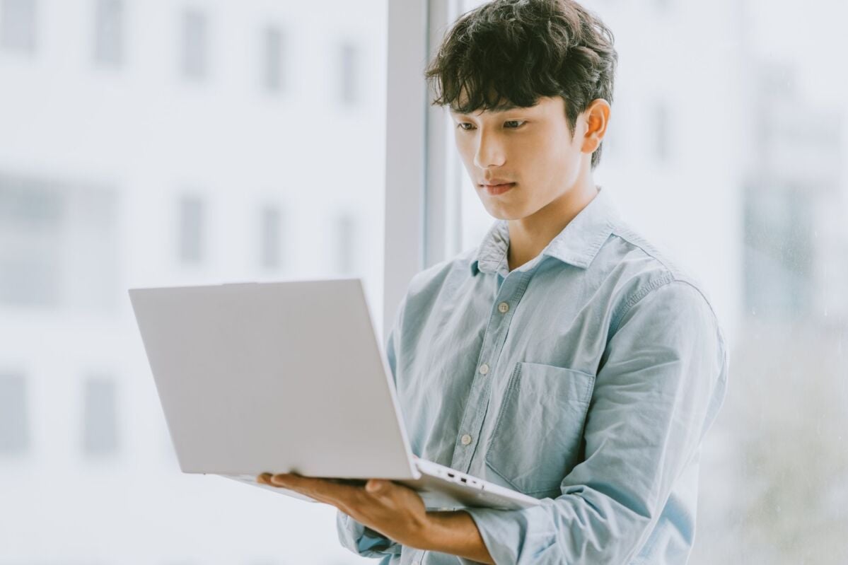 workshop-learn-dqs-ein junger geschaeftsmann arbeitet am laptop