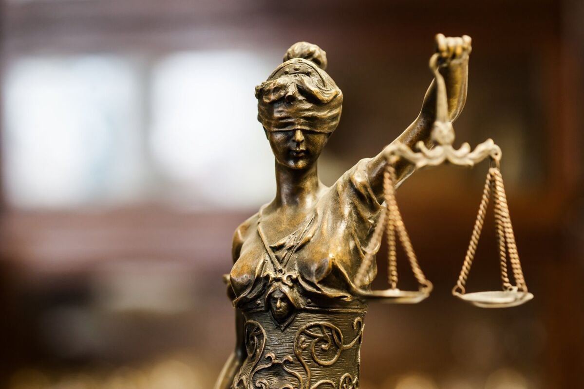 webinar-liability risk-dqs-bronze statue of justice  