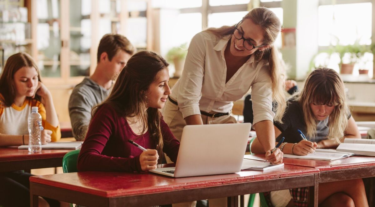 iso-21001-certification-dqs-lecturer helps student learn at university
