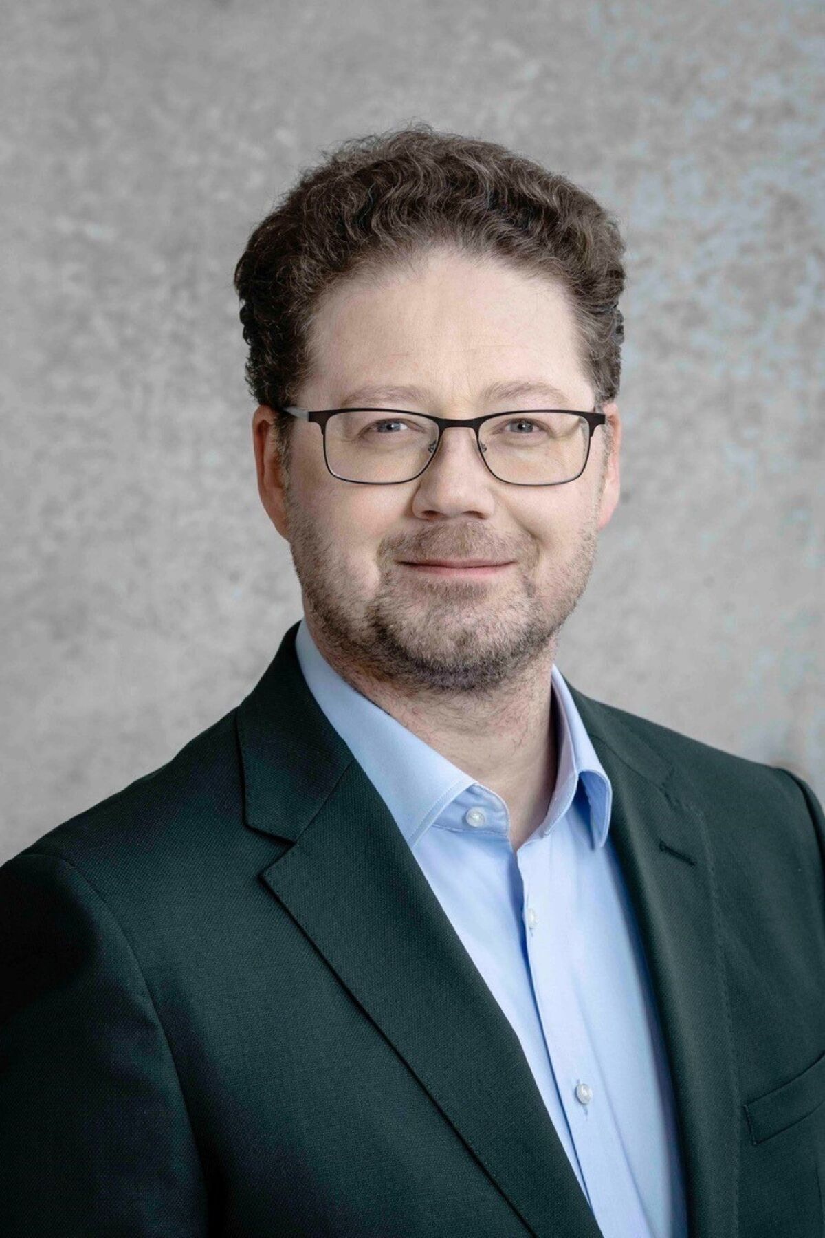 Hendrick Schlademann is the CEO of the Idest GmbH and moderator for dqs webinars