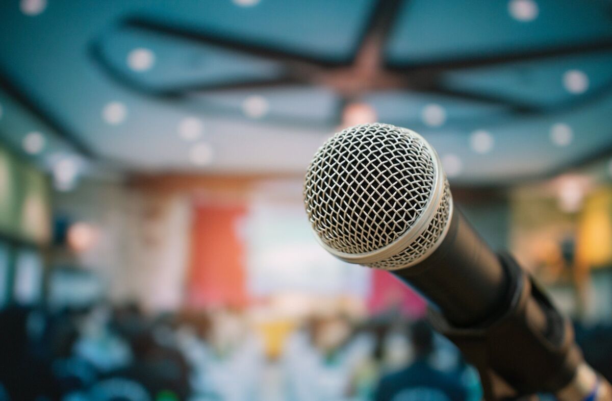 dqs-microphone with a conference room in the background