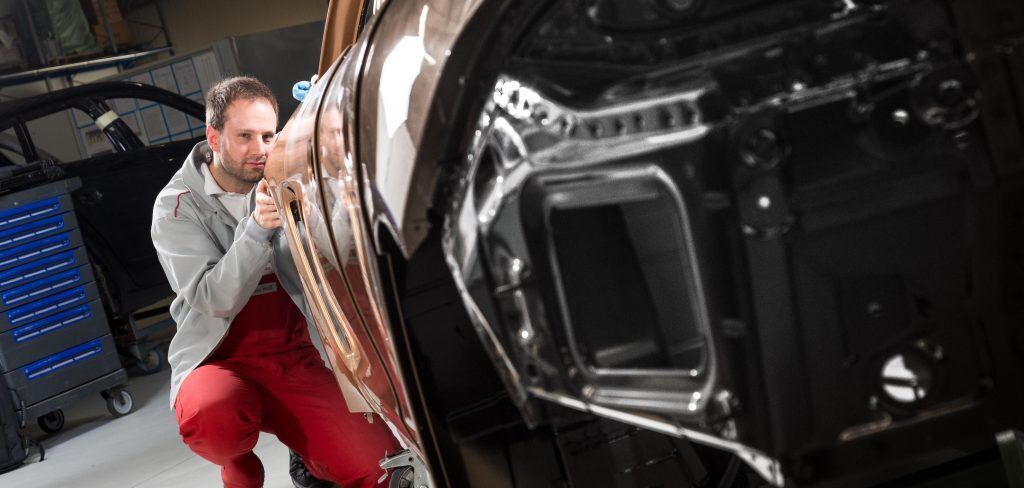 service-excellence-zertifizierung-dqs-autoexperte an karosserie