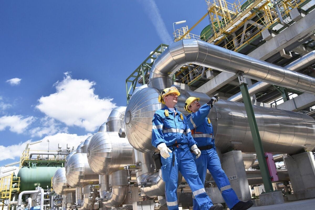 scc-scp-certification-dqs-two workers in the petrochemical industrial plant