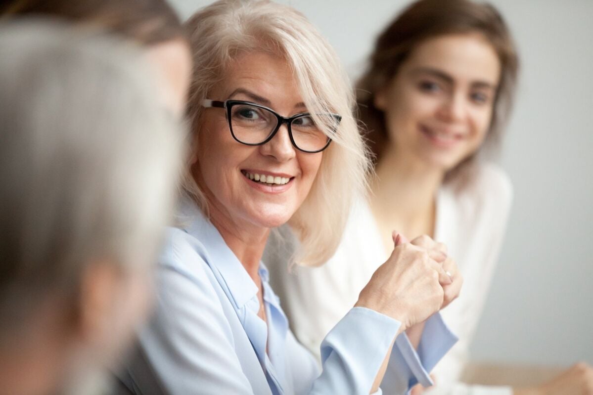 impartiality-about-dqs-smiling businesswoman talks to her colleagues