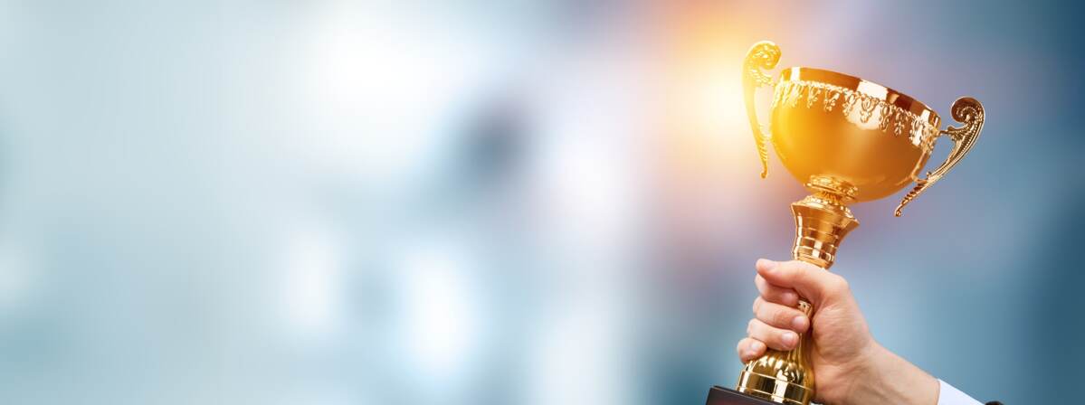 excellence-header-blog-goldener pokal hand