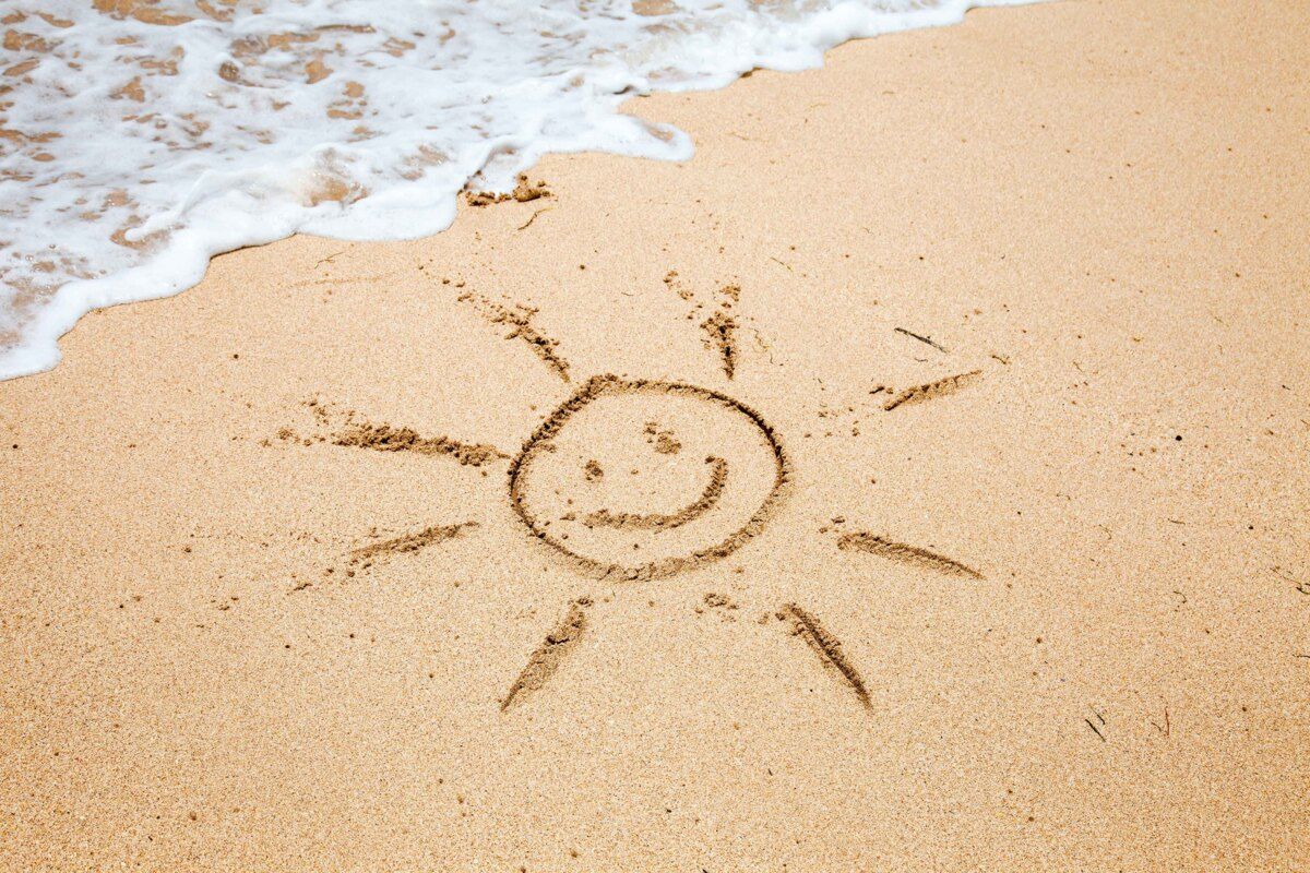 service-excellence-beispiele-dqs-gemalte sonne im sand