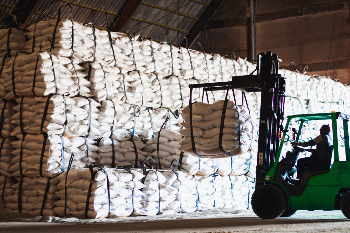 supplier-management-systemically-sustainable-dqs-forklift truck fills sugar sacks in a warehouse