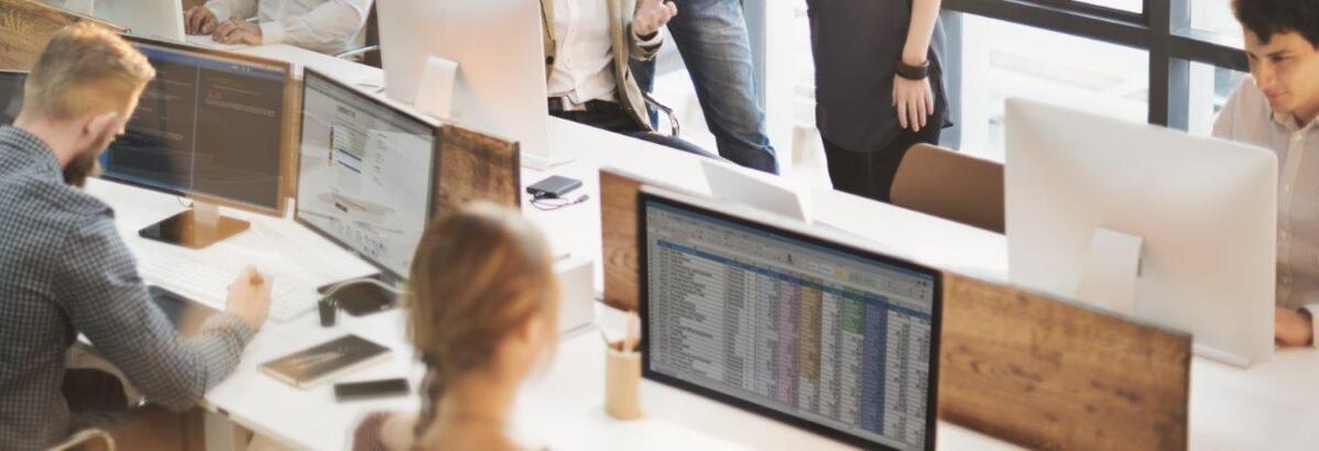 Mitarbeiter arbeiten im Büro