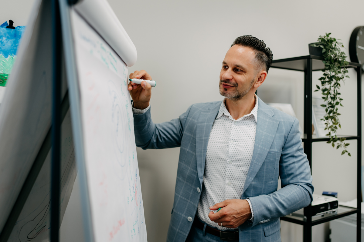 Leadership in action – the director of DQS Slovakia walks the team through key procedures right in