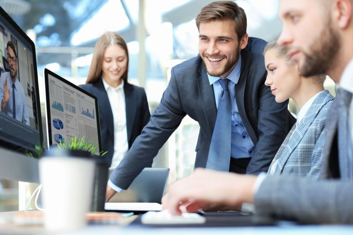 ausbildung-dqs-ausbilder schaut auf arbeitsergebnisse