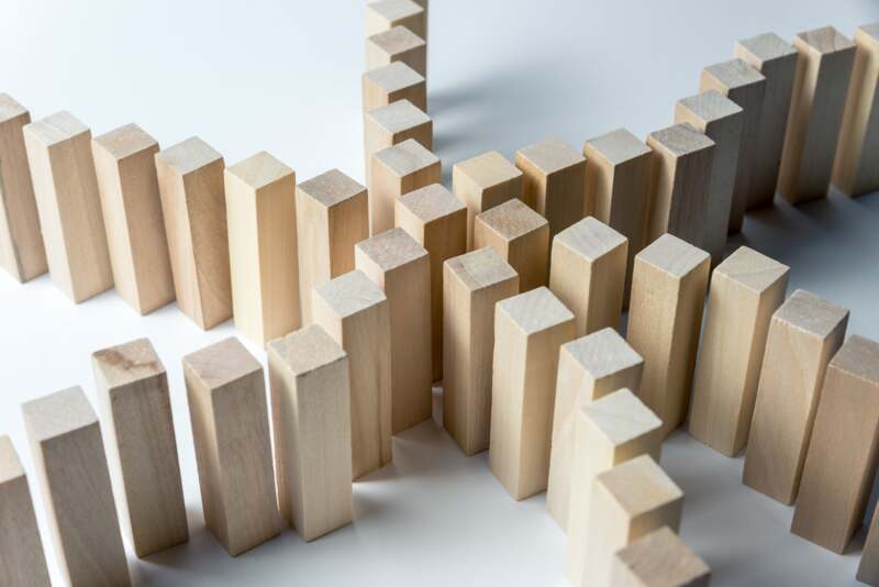 risikomanagement-header-blog-dqs-aufgestellte holzkloetze domino