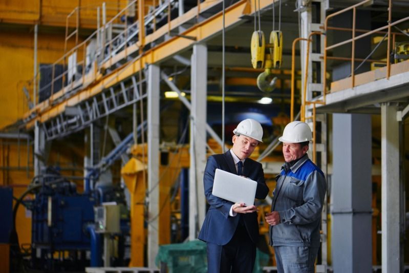 Meeting between two people in a factory hall