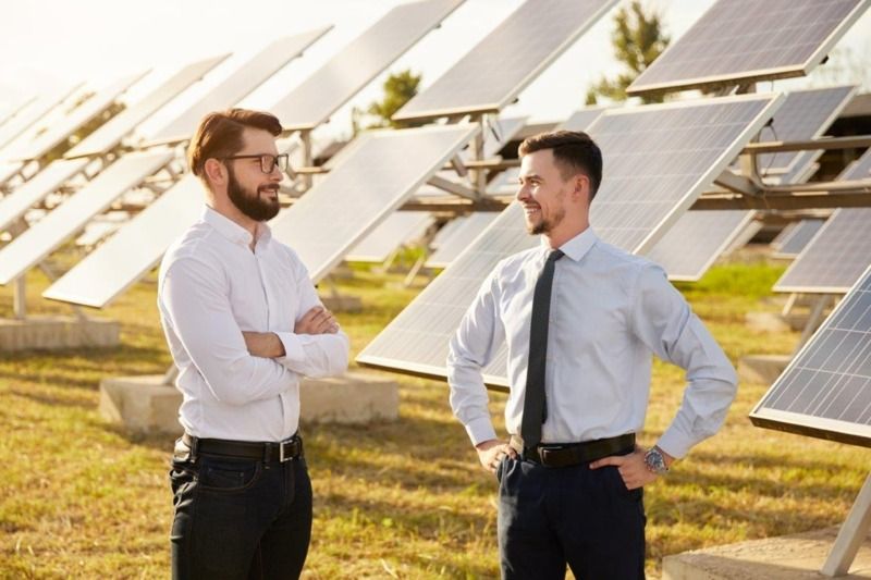 Zwei Männer stehen an einem Solarpark