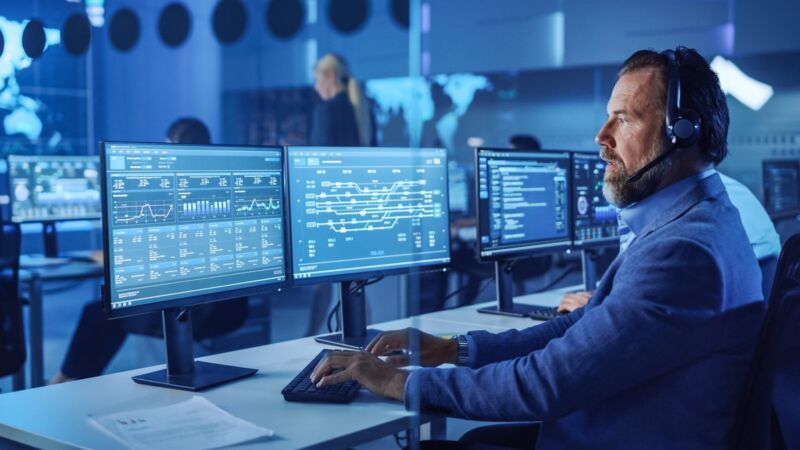 webinar-iso 27701-data protection-dqs-male data scientist working at a computer in the control and m