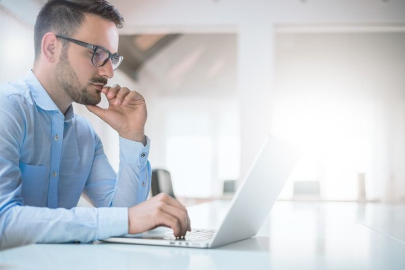 zertifikatsvalidierung-about-dqs-ein mann arbeitet am laptop