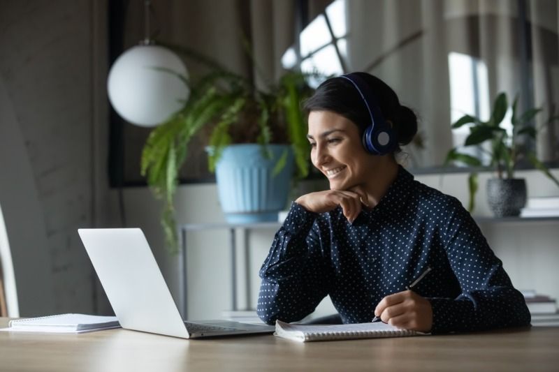 workshop-dqs-young woman on laptop with headset and notepad