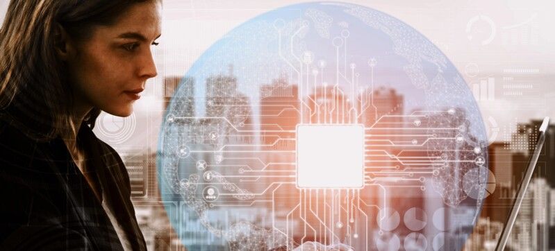 Frau mit Laptop vor der Kulisse einer Stadt mit darübergelegtem Schaltplan.