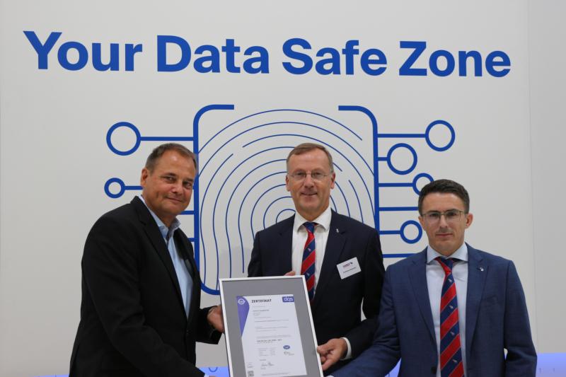 ISO 27001-dqs-Uebergabe DQS Zertifikat an Schmitz Cargobull