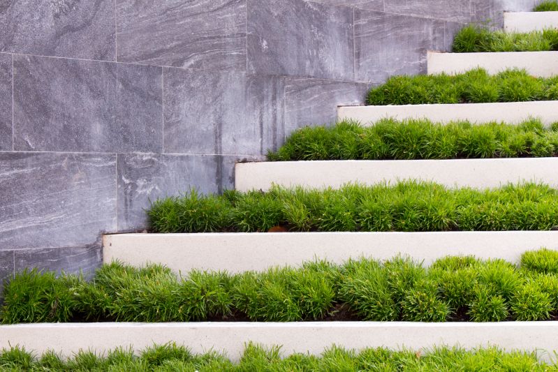 umwelt-header-blog-dqs-mit gruenen pflanzen bepflanzte treppe bestehend aus weissen steinen